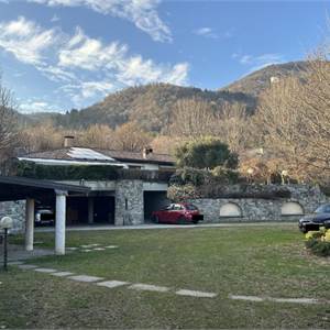 Villa In Vendita a Erba