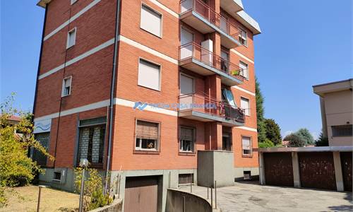 3 locali piu' servizi e box.