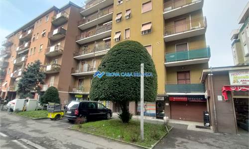 Negozio di 2 locali piu, servizi.