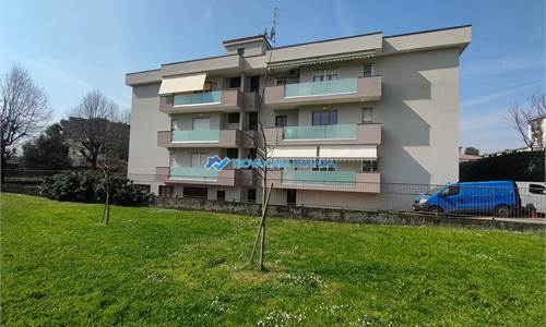 Ampio 3 locali piu' servizi e box.