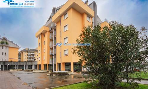 NEGOZIO CON TRE VETRINE